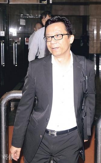 香港電視主席王維基昨午4時離開公司,有港視員工透露,王維基等高層自掏腰包,向被解僱員工每人派5000至4萬元的利市。(湯俊彥攝) 香港電視主席王維基昨午4時離開公司,有港視員工透露,王維基等高層自掏腰包,向被解僱員工每人派5000至4萬元的利市。(湯俊彥攝)