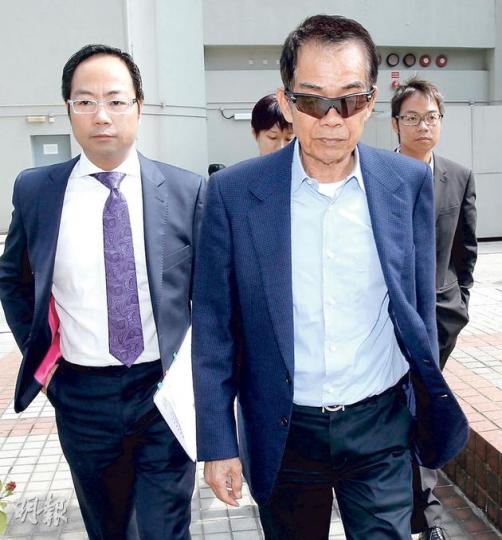 冠軍練馬師簡炳墀(中)被律政司申請加刑,他昨由兒子簡永強(左)及簡永輝(右)陪同到高院應訊。(李紹昌攝) 冠軍練馬師簡炳墀(中)被律政司申請加刑,他昨由兒子簡永強(左)及簡永輝(右)陪同到高院應訊。(李紹昌攝)