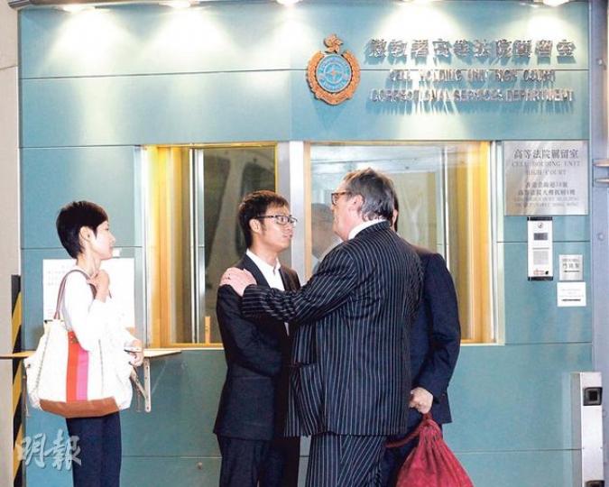 簡炳墀被收監後,其子簡永輝(右)在資深大律師夏偉志陪同下前往收押室辦理手續,夏偉志不住安慰簡永輝。(李紹昌攝) 簡炳墀被收監後,其子簡永輝(右)在資深大律師夏偉志陪同下前往收押室辦理手續,夏偉志不住安慰簡永輝。(李紹昌攝)
