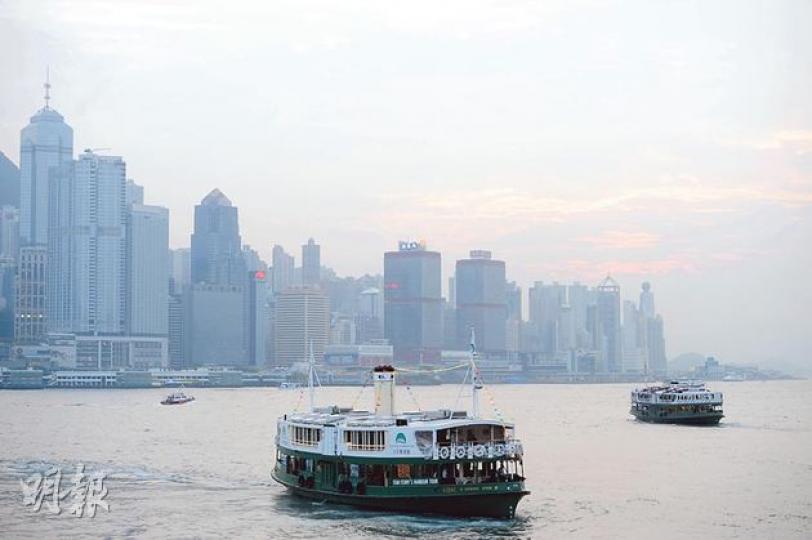 香港空氣污染嚴重,維港兩岸不時灰霾籠罩。世衛前日將戶外空氣污染列為第1類致癌物,即對人體有明確致癌性,促各國制訂措施減排。(尹錦恩攝) 香港空氣污染嚴重,維港兩岸不時灰霾籠罩。世衛前日將戶外空氣污染列為第1類致癌物,即對人體有明確致癌性,促各國制訂措施減排。(尹錦恩攝)
