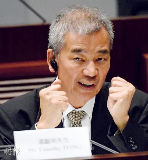 五度應訊的前廉政專員湯顯明昨日「戰鬥力」明顯大增,反擊指自己並非「烈酒奉客第一人」。他說,以酒待客是風尚準備以示尊重,堅信帳委會的調查會證明他「與貪字無關」。(劉焌陶攝) 五度應訊的前廉政專員湯顯明昨日「戰鬥力」明顯大增,反擊指自己並非「烈酒奉客第一人」。他說,以酒待客是風尚準備以示尊重,堅信帳委會的調查會證明他「與貪字無關」。(劉焌陶攝)