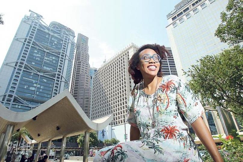 佔領華爾街組織者Nicole Carty寄語佔中參加者﹕「千萬不要相信『憑你渺小的力量,不可能改變世界』等話,要堅守信念,世事沒有不可能。」她也呼籲港人不要為保生活穩定而放棄爭取民主,「總要作出犧牲去換取民主」。(林俊源攝) 佔領華爾街組織者Nicole Carty寄語佔中參加者﹕「千萬不要相信『憑你渺小的力量,不可能改變世界』等話,要堅守信念,世事沒有不可能。」她也呼籲港人不要為保生活穩定而放棄爭取民主,「總要作出犧牲去換取民主」。(林俊源攝)