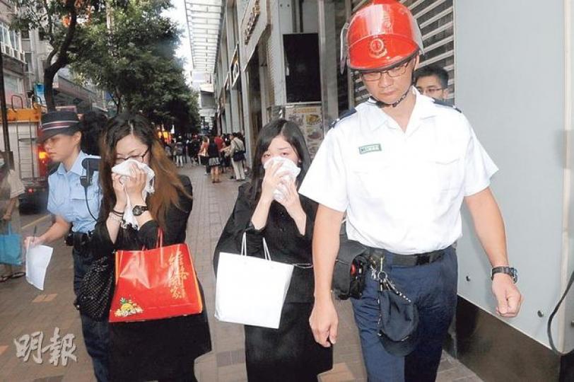 剛上班就遇上火警的美容中心職員李小姐(左)與黃小姐(右),因吸入濃煙不適送院。(湯俊彥攝) 剛上班就遇上火警的美容中心職員李小姐(左)與黃小姐(右),因吸入濃煙不適送院。(湯俊彥攝)
