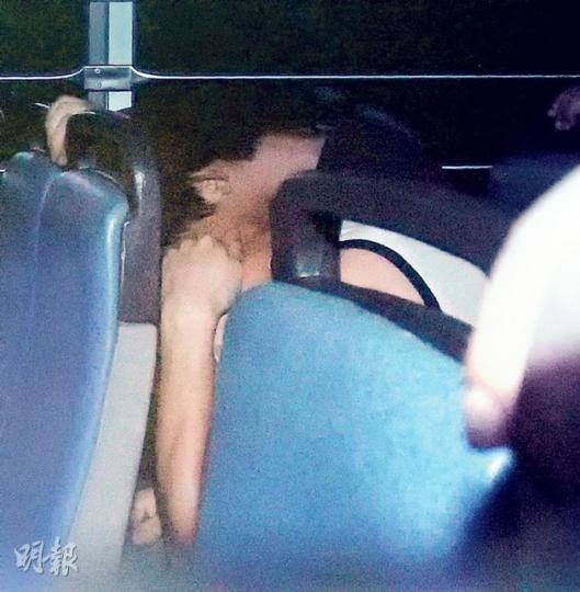 「兄弟檔」被告、冷氣技工麥志恒(近窗黑衣者)及麥志成(穿背心者),涉聯手勒索遠道而來的《變形金剛4》攝製隊及導演米高比爾,他們昨應訊後遭還押看管,由囚車接送離開。(盧翊銘攝) 「兄弟檔」被告、冷氣技工麥志恒(近窗黑衣者)及麥志成(穿背心者),涉聯手勒索遠道而來的《變形金剛4》攝製隊及導演米高比爾,他們昨應訊後遭還押看管,由囚車接送離開。(盧翊銘攝)