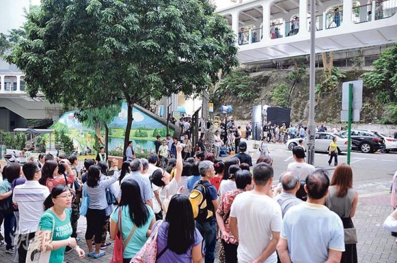 拍攝期間有不少市民圍觀,紛紛舉機拍照。(攝影﹕林祖傑 梁榮達 劉永銳) 拍攝期間有不少市民圍觀,紛紛舉機拍照。(攝影﹕林祖傑 梁榮達 劉永銳)