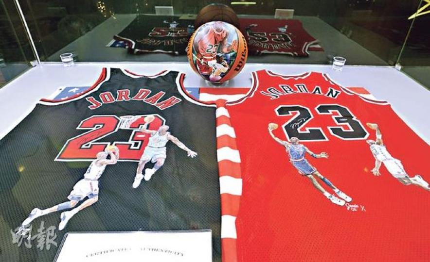 Thomas的籃球明星珍藏展有幾十件不同種類的藏品,圖為佐敦的油畫Wilson籃球及米高佐敦簽名Jessie繪圖球衣。(陳淑安攝) Thomas的籃球明星珍藏展有幾十件不同種類的藏品,圖為佐敦的油畫Wilson籃球及米高佐敦簽名Jessie繪圖球衣。(陳淑安攝)