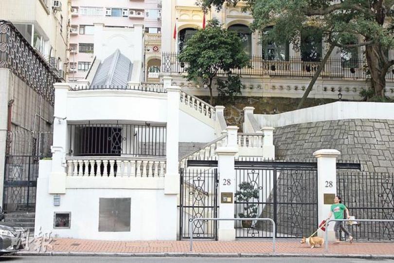 去年6月100多支酒由禮賓府運送到前任特首辦(圖),惟今年7月前任特首辦以毋須備存該批酒為由,又送返禮賓府,議員質疑前特首曾蔭權有否違規使用那些本應屬於特首辦的藏酒。(林俊源攝)前任特首辦位於堅尼地道28號一幢歷史建築。曾蔭權和董建華雖然共用辦公室,但各自有其秘書、文員和司機。(林俊源攝) 去年6月100多支酒由禮賓府運送到前任特首辦(圖),惟今年7月前任特首辦以毋須備存該批酒為由,又送返禮賓府,議員質疑前特首曾蔭權有否違規使用那些本應屬於特首辦的藏酒。(林俊源攝)前任特首辦位於堅尼地道28號一幢歷史建築。曾蔭權和董建華雖然共用辦公室,但各自有其秘書、文員和司機。(林俊源攝)