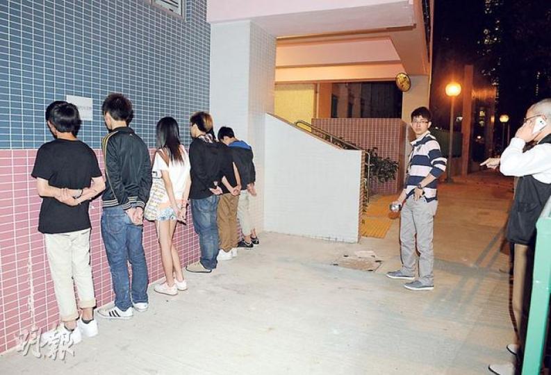 涉嫌潛入沙田新翠邨小學企圖爆竊的5名少年及1少女,即場被趕至警員截停拘捕。(蔡方山攝)被童黨闖入的小學閱覽角,地上散落被撕圖書的書頁。(蔡方山攝) 涉嫌潛入沙田新翠邨小學企圖爆竊的5名少年及1少女,即場被趕至警員截停拘捕。(蔡方山攝)被童黨闖入的小學閱覽角,地上散落被撕圖書的書頁。(蔡方山攝)