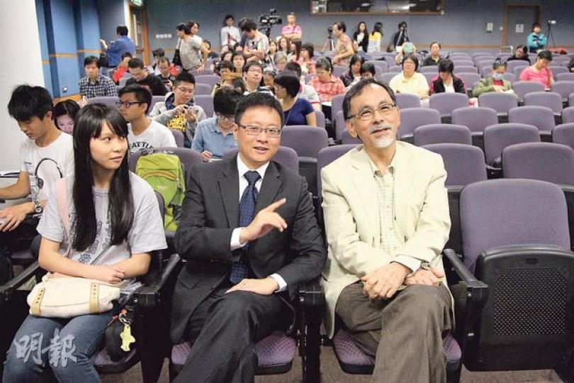 台灣民進黨創黨成員林濁水應邀到理大出席「婦女參政高峰會」。（林俊源攝）林濁水出席「婦女參政高峰會」，十多名市民在門外抗議「濁水污染香港」，他們表示不知林濁水是何人，又稱僅不滿「污糟水」染港。（林俊源攝）