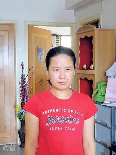 入稟向醫管局索償的Sumitra稱,她日間不能到街上行走,即使在家中受訪,眼睛遇到光線亦感到不舒服,經常要眨眼。(陳倢朗攝) 入稟向醫管局索償的Sumitra稱,她日間不能到街上行走,即使在家中受訪,眼睛遇到光線亦感到不舒服,經常要眨眼。(陳倢朗攝)