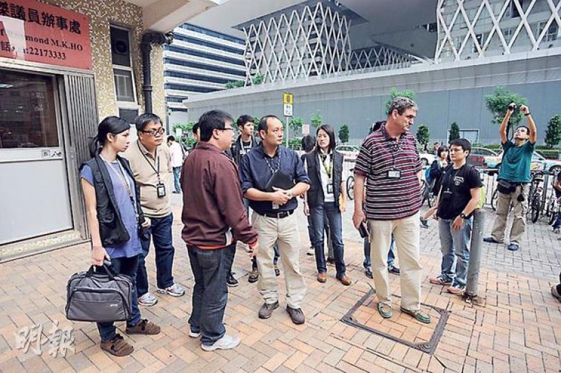 重案組探員昨日再到彩明苑兇殺案現場調查,有目擊案件的區議員助理(左三)向探員提供資料助查。(樊銳昌攝) 重案組探員昨日再到彩明苑兇殺案現場調查,有目擊案件的區議員助理(左三)向探員提供資料助查。(樊銳昌攝)