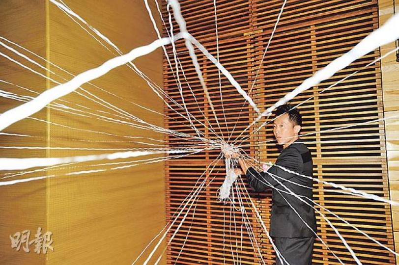 本身是警察的李行齊因一次受傷而錯過飛虎隊考核,此後鑽研魔術,如今已獲多個國際獎項。昨日他即席表演「拋蜘蛛絲」技術,瞬間製造白色紙花效果。(尹錦恩攝) 本身是警察的李行齊因一次受傷而錯過飛虎隊考核,此後鑽研魔術,如今已獲多個國際獎項。昨日他即席表演「拋蜘蛛絲」技術,瞬間製造白色紙花效果。(尹錦恩攝)