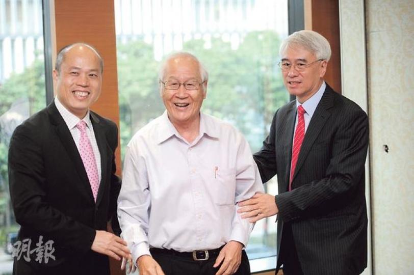 「幫港出聲」發起人周融(右起)、鄭赤琰、李榮貴昨日與傳媒茶敘,質疑朱耀明等3名民主派到台灣會見前民進黨主席施明德,質疑他們公開引進台灣力量主導未來的佔中行動。(尹錦恩攝)天主教香港教區榮休主教陳日君樞機(左一)昨日與民主黨創黨主席李柱銘(右二)和佔中召集人陳健民(右一)出席天主教一個政改研討會。陳日君強調教友比教會更接近社會,應盡公民責任參與社會事務。(林俊源攝) 「幫港出聲」發起人周融(右起)、鄭赤琰、李榮貴昨日與傳媒茶敘,質疑朱耀明等3名民主派到台灣會見前民進黨主席施明德,質疑他們公開引進台灣力量主導未來的佔中行動。(尹錦恩攝)天主教香港教區榮休主教陳日君樞機(左一)昨日與民主黨創黨主席李柱銘(右二)和佔中召集人陳健民(右一)出席天主教一個政改研討會。陳日君強調教友比教會更接近社會,應盡公民責任參與社會事務。(林俊源攝)
