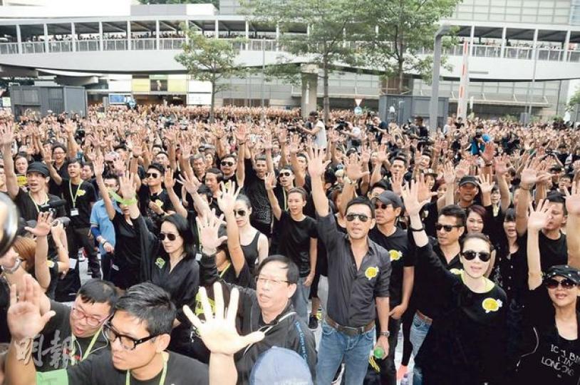 林文龍、張可頣、林嘉華、石修、黎彼德、龔慈恩等逾百位港視藝員,聯同職員及市民表達訴求。(攝影:孫華中、林祖傑)蒙嘉慧(左起)、林文龍、林嘉華、石修、張可頣等從九號碼頭遊行到政總,希望電視業者的心聲能被重視。(攝影:孫華中、林祖傑)張可頣輕抹眼淚,對HKTV不獲發牌感到痛心。(攝影:孫華中、林祖傑)周家怡為前路憂傷,忍不住落淚。(攝影:孫華中、林祖傑)陳穎妍前途未卜,非常憂心。(攝影:孫華中、林祖傑)劉玉翠在集會時激動痛哭。(攝影:孫華中、林祖傑)艾威(左)與周俊偉希望政府給予明確交代。(攝影:孫 林文龍、張可頣、林嘉華、石修、黎彼德、龔慈恩等逾百位港視藝員,聯同職員及市民表達訴求。(攝影:孫華中、林祖傑)蒙嘉慧(左起)、林文龍、林嘉華、石修、張可頣等從九號碼頭遊行到政總,希望電視業者的心聲能被重視。(攝影:孫華中、林祖傑)張可頣輕抹眼淚,對HKTV不獲發牌感到痛心。(攝影:孫華中、林祖傑)周家怡為前路憂傷,忍不住落淚。(攝影:孫華中、林祖傑)陳穎妍前途未卜,非常憂心。(攝影:孫華中、林祖傑)劉玉翠在集會時激動痛哭。(攝影:孫華中、林祖傑)艾威(左)與周俊偉希望政府給予明確交代。(攝影:孫