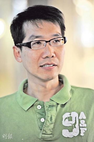 市民觀點﹕梁先生稱,若撤銷兌換上限,會考慮再兌多點人民幣,「雖然今年人民幣升值很少,但我不是很介意,因為這是長線投資」。他大部分人民幣放在內地做存款,沒有投資點心債、RQFII基金,因為他對這些產品不太了解。(尹錦恩攝)市民觀點﹕邱女士表示,平時沒有兌換人民幣的習慣,因為覺得兌換還是不太方便。不過她一直有關注人民幣升值的消息,如果撤銷兌換上限會考慮兌換人民幣及做一些人民幣存款。(尹錦恩攝) 市民觀點﹕梁先生稱,若撤銷兌換上限,會考慮再兌多點人民幣,「雖然今年人民幣升值很少,但我不是很介意,因為這是長線投資」。他大部分人民幣放在內地做存款,沒有投資點心債、RQFII基金,因為他對這些產品不太了解。(尹錦恩攝)市民觀點﹕邱女士表示,平時沒有兌換人民幣的習慣,因為覺得兌換還是不太方便。不過她一直有關注人民幣升值的消息,如果撤銷兌換上限會考慮兌換人民幣及做一些人民幣存款。(尹錦恩攝)