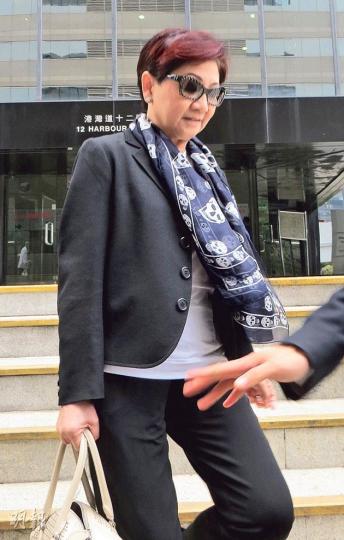 鄭潔賢昨承認11項詐騙罪後,曾在犯人欄內緊閉雙眼、不住拭淚。她獲准在候判期間保釋,散庭後與獲不提證供起訴的女兒前後腳離開法庭。(陳倢朗攝) 鄭潔賢昨承認11項詐騙罪後,曾在犯人欄內緊閉雙眼、不住拭淚。她獲准在候判期間保釋,散庭後與獲不提證供起訴的女兒前後腳離開法庭。(陳倢朗攝)