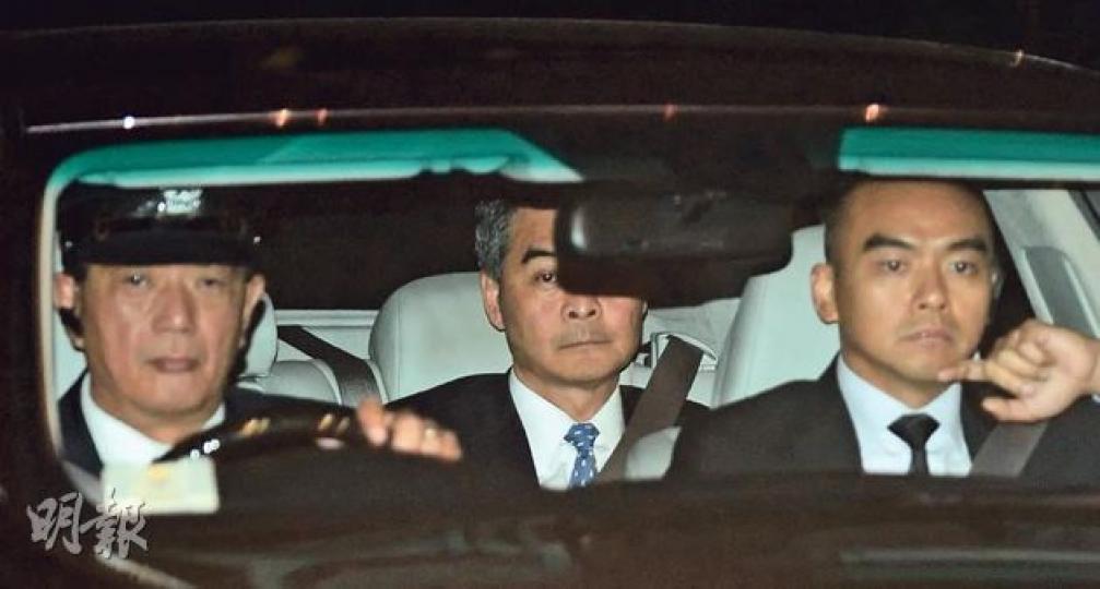 特首梁振英(中)昨晚7時40分離開特首辦。本報就港視工會要求政府在7日內交代拒發牌原因提出查詢,特首辦至截稿前未有回應。(盧翊銘攝) 特首梁振英(中)昨晚7時40分離開特首辦。本報就港視工會要求政府在7日內交代拒發牌原因提出查詢,特首辦至截稿前未有回應。(盧翊銘攝)