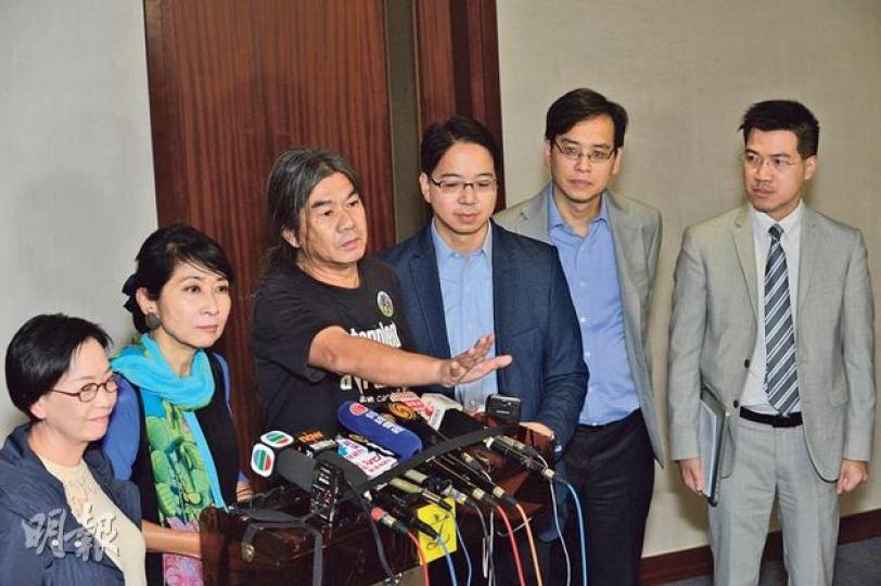 泛民主派議員提出引用權力及特權法查看行會有關發電視牌的文件,對於條例是否有權查核行會保密文件,何秀蘭指有先例可援。左起﹕何秀蘭、毛孟靜、梁國雄、莫乃光、葉建源及范國威。(鄧宗弘攝)立法會主席曾鈺成出席DBC電台訪問,表示社會對發牌事件反應強烈,政府不能漠視,尤其是政總外集會「墟冚」,必須重視。(尹錦恩攝)行會成員兼民建聯立法會議員李慧琼,要求政府重新考慮披露更多資料,令市民釋疑。她指行會與政府都要汲取教訓,增加透明度。(鄧宗弘攝)(明報製圖) 泛民主派議員提出引用權力及特權法查看行會有關發電視牌的文件,對於條例是否有權查核行會保密文件,何秀蘭指有先例可援。左起﹕何秀蘭、毛孟靜、梁國雄、莫乃光、葉建源及范國威。(鄧宗弘攝)立法會主席曾鈺成出席DBC電台訪問,表示社會對發牌事件反應強烈,政府不能漠視,尤其是政總外集會「墟冚」,必須重視。(尹錦恩攝)行會成員兼民建聯立法會議員李慧琼,要求政府重新考慮披露更多資料,令市民釋疑。她指行會與政府都要汲取教訓,增加透明度。(鄧宗弘攝)(明報製圖)