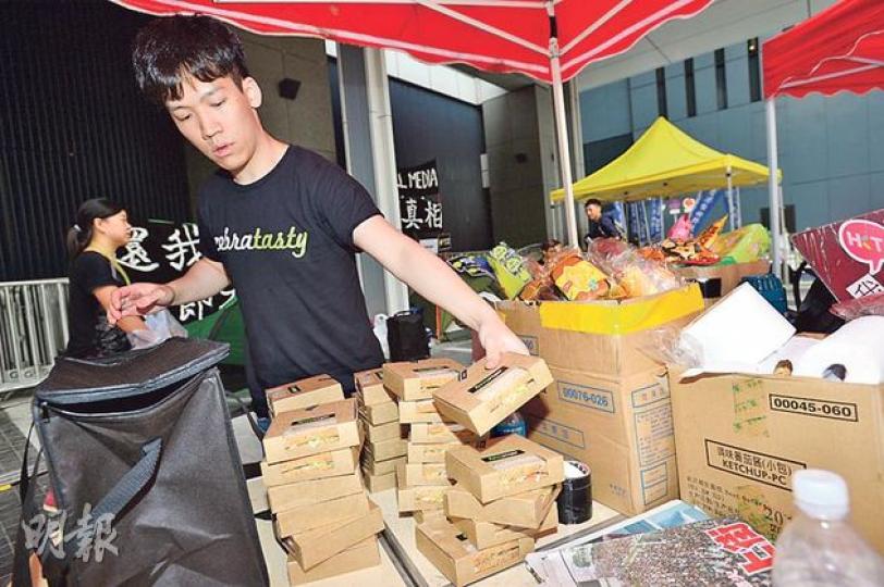 港視員工昨留守政府總部,有人訂購了數十件三文治,食物昨午4時半送到留守大本營。(鄧宗弘攝) 港視員工昨留守政府總部,有人訂購了數十件三文治,食物昨午4時半送到留守大本營。(鄧宗弘攝)