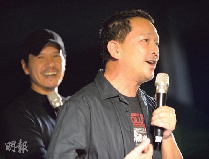 播完《警界線》後,演員廖啟智(右)、林嘉華(左)及一眾編審人員一起上台,廖啟智表示港視劇集製作認真,他拍該劇時「日日都好想返工」。(盧翊銘攝)晚會播放港視製作的節目花絮,港視演員艾威(圖)稱自己看過片段一次,今次再看感覺像「瞻仰遺容」。(盧翊銘攝)身兼藝發局候任成員的藝人黃秋生(右)昨帶同演藝學生現身政總撐場,並指發牌事件已令60多名演藝畢業生失業,促政府交代。(盧翊銘攝)失落免費電視牌照的香港電視主席王維基,昨早10時20分返回葵涌的辦公室,他表示不會到政總集會。(劉焌陶攝) 播完《警界線》後,演員廖啟智(右)、林嘉華(左)及一眾編審人員一起上台,廖啟智表示港視劇集製作認真,他拍該劇時「日日都好想返工」。(盧翊銘攝)晚會播放港視製作的節目花絮,港視演員艾威(圖)稱自己看過片段一次,今次再看感覺像「瞻仰遺容」。(盧翊銘攝)身兼藝發局候任成員的藝人黃秋生(右)昨帶同演藝學生現身政總撐場,並指發牌事件已令60多名演藝畢業生失業,促政府交代。(盧翊銘攝)失落免費電視牌照的香港電視主席王維基,昨早10時20分返回葵涌的辦公室,他表示不會到政總集會。(劉焌陶攝)