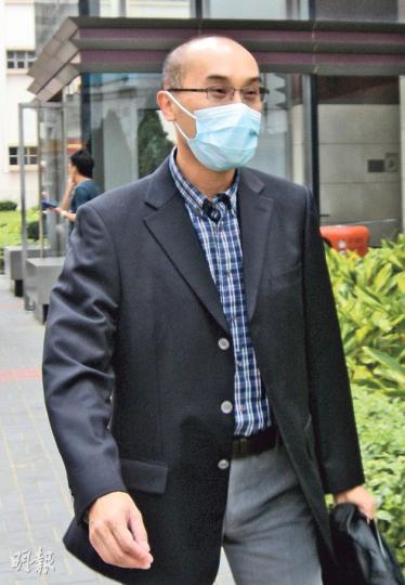 明愛醫院急症室副顧問醫生曾偉贊被指冒同事簽名,以獲得3500元超時補水,但審訊期間因證人供辭有問題,控方主動不提證供起訴,他獲無罪釋放,離開法庭時神情輕鬆。(黃建邦攝) 明愛醫院急症室副顧問醫生曾偉贊被指冒同事簽名,以獲得3500元超時補水,但審訊期間因證人供辭有問題,控方主動不提證供起訴,他獲無罪釋放,離開法庭時神情輕鬆。(黃建邦攝)