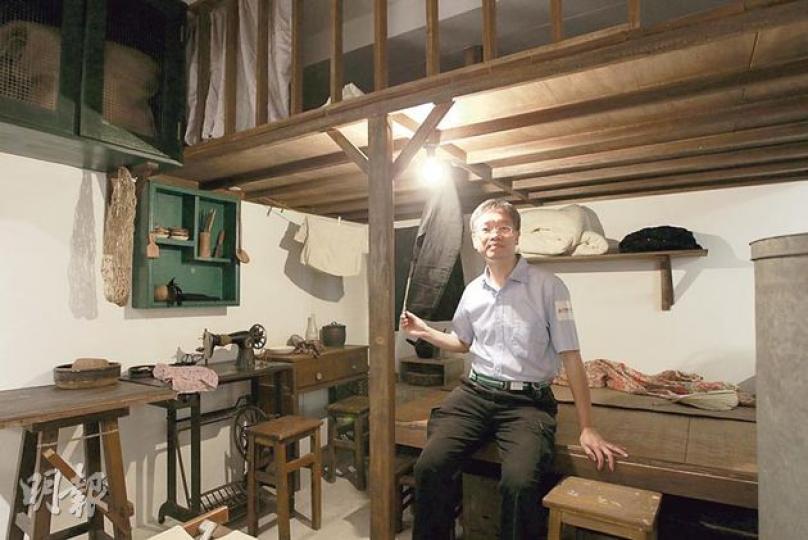 曾住喺美荷樓16年嘅居民范建明(圖)話,由於單位只有120呎,佢細個成日要喺搭建嘅閣仔上面瞓覺,佢噚日應邀成為生活館導賞員,同參觀者講番當年生活。(李澤彤攝)美荷樓生活館亦有重建1950至60年代糧油店,當時無超級市場,居民都會喺呢啲店買白米、麵餅或食油。(李澤彤攝)美荷樓變身青年旅舍(後,橙色及米黃色建築物),當年有份推動項目嘅政務司長林鄭月娥(前左)噚日出席揭幕禮。會前民協到場請願,要求政府整體重建石硤尾舊邨。(李澤彤攝) 曾住喺美荷樓16年嘅居民范建明(圖)話,由於單位只有120呎,佢細個成日要喺搭建嘅閣仔上面瞓覺,佢噚日應邀成為生活館導賞員,同參觀者講番當年生活。(李澤彤攝)美荷樓生活館亦有重建1950至60年代糧油店,當時無超級市場,居民都會喺呢啲店買白米、麵餅或食油。(李澤彤攝)美荷樓變身青年旅舍(後,橙色及米黃色建築物),當年有份推動項目嘅政務司長林鄭月娥(前左)噚日出席揭幕禮。會前民協到場請願,要求政府整體重建石硤尾舊邨。(李澤彤攝)