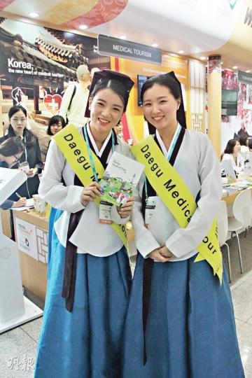 推銷「醫療服務」的職員(左)說,在韓國打瘦面針絕對普遍,自己也有試過,又指部分療程10分鐘已見效,效用至少維持半年。(鄭穎瑩攝) 推銷「醫療服務」的職員(左)說,在韓國打瘦面針絕對普遍,自己也有試過,又指部分療程10分鐘已見效,效用至少維持半年。(鄭穎瑩攝)