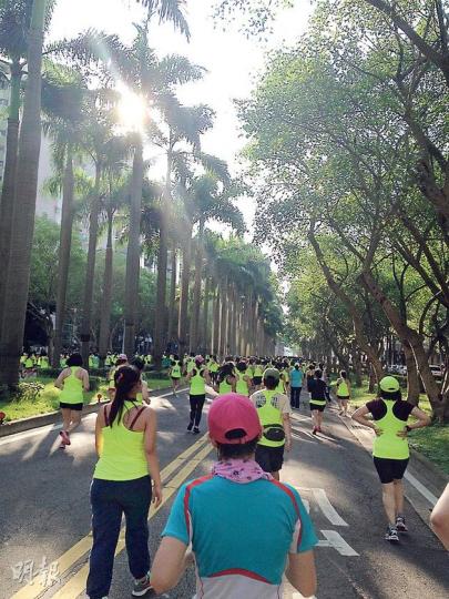 也許只有參加長跑活動,才可以在台北最美的大道仁愛路上輕鬆慢跑。(文仔攝) 也許只有參加長跑活動,才可以在台北最美的大道仁愛路上輕鬆慢跑。(文仔攝)