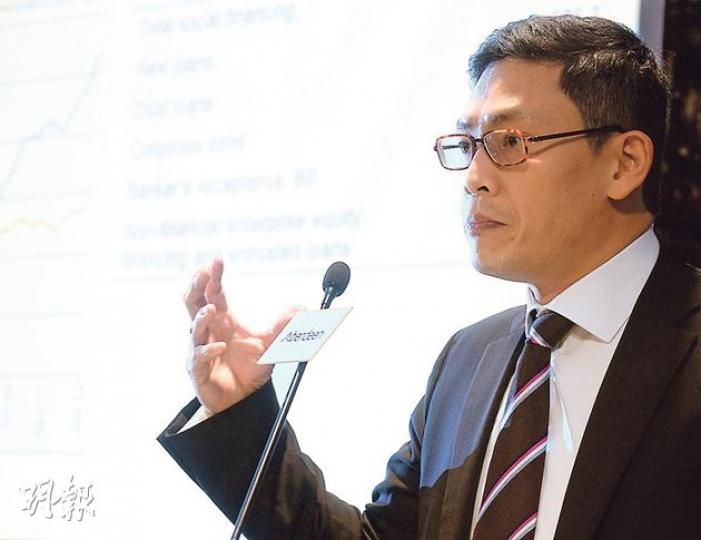 安本資產中國及香港股票投資主管姚鴻耀表示，現時MSCI中國及MSCI 香港市帳率與歷史比較仍偏低，他預期部分中國企業業績表現會較上半年為佳，有利投資氣氛。他長線看好消費相關股份。（劉焌陶攝）