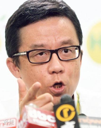 香港電視主席王維基炮轟梁振英的言論是「火上加油」，怒斥無助解決事件；他昨宣布向政府提請司法覆核，怒問改遊戲規則又不諮詢公眾，究竟「法律大、政策大，抑或是特首最大？」（余俊亮攝）特首梁振英昨首度開腔回應免費電視牌事件，表明政府發牌並非「來者不拒」，並且四度強調發牌決定不涉政治考慮。（李紹昌攝）