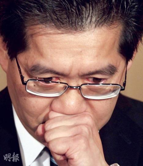 商務及經濟發展局長蘇錦樑昨主動向記者說,過去數天看到港視網絡員工「非常積極」而感動,「任何人也不想見到一些決定會影響到他人工作」,他發言期間出現兩分半鐘內低頭哽咽及數次斷續作答。(郭慶輝攝)無綫劇集《天與地》編審周旭明昨出席撐港視政總集會,被問商經局長蘇錦樑昨見記者時一度哽咽,他暗諷蘇「以為自己是演員」,從專業角度看,蘇的演技差劣及虛假。(余俊亮攝) 商務及經濟發展局長蘇錦樑昨主動向記者說,過去數天看到港視網絡員工「非常積極」而感動,「任何人也不想見到一些決定會影響到他人工作」,他發言期間出現兩分半鐘內低頭哽咽及數次斷續作答。(郭慶輝攝)無綫劇集《天與地》編審周旭明昨出席撐港視政總集會,被問商經局長蘇錦樑昨見記者時一度哽咽,他暗諷蘇「以為自己是演員」,從專業角度看,蘇的演技差劣及虛假。(余俊亮攝)