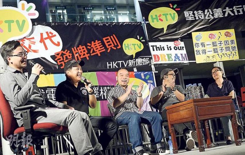 由港視員工組成的「堅持公義大聯盟」，昨連續第三晚在政總集會，邀請港視編審鮑偉聰（左起）、藝員郭鋒、《激戰》編劇吳煒倫、《天與地》編審周旭明、浸大電影學院前高級講師李茜等上台分享。( 余俊亮攝）
