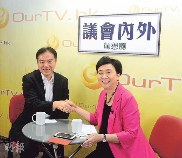 被指為「梁粉」的中華廠商會永遠名譽會長、全國人大代表黃友嘉(左)昨日出席民主黨主席劉慧卿(右)主持的網台節目時表示,特首候選人要宣誓維護中國憲法是理所當然,又說在一國兩制下,特首不能閉門發展,要與內地協調。(陳淑安攝) 被指為「梁粉」的中華廠商會永遠名譽會長、全國人大代表黃友嘉(左)昨日出席民主黨主席劉慧卿(右)主持的網台節目時表示,特首候選人要宣誓維護中國憲法是理所當然,又說在一國兩制下,特首不能閉門發展,要與內地協調。(陳淑安攝)