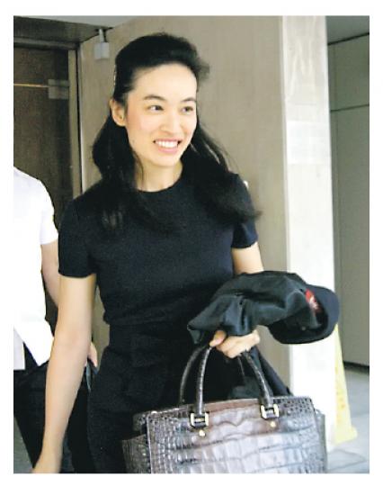 李德義的前媳婦曾昭穎(圖)每次出入法院,均有數名高大保鑣守候。(黃建邦攝) 李德義的前媳婦曾昭穎(圖)每次出入法院,均有數名高大保鑣守候。(黃建邦攝)