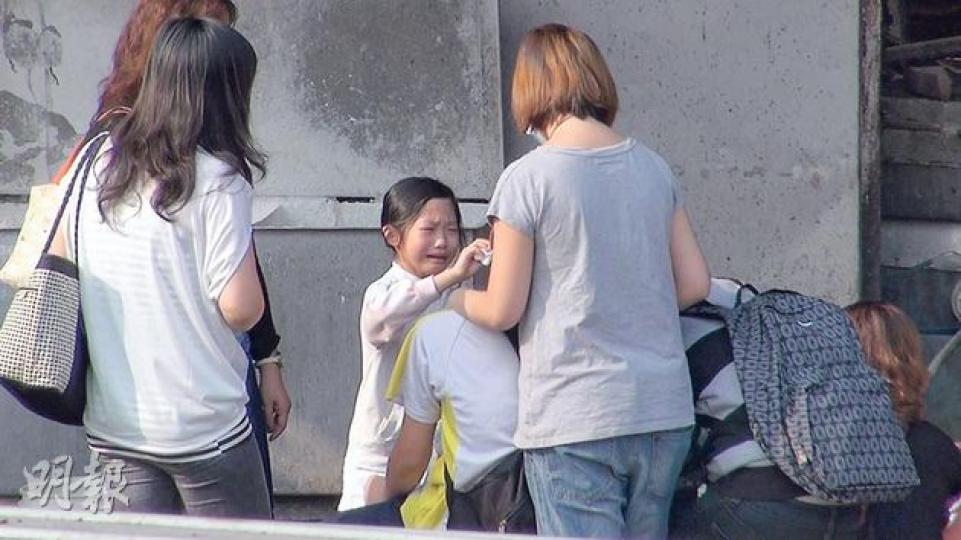 豆腐廠爆炸死者的家屬昨日在現場拜祭。死者兒子(右二)哭斷腸,其間一度不支坐下哭叫「爸爸、爸爸」,妹妹(右三)上前為他拭淚。(林智傑攝) 豆腐廠爆炸死者的家屬昨日在現場拜祭。死者兒子(右二)哭斷腸,其間一度不支坐下哭叫「爸爸、爸爸」,妹妹(右三)上前為他拭淚。(林智傑攝)