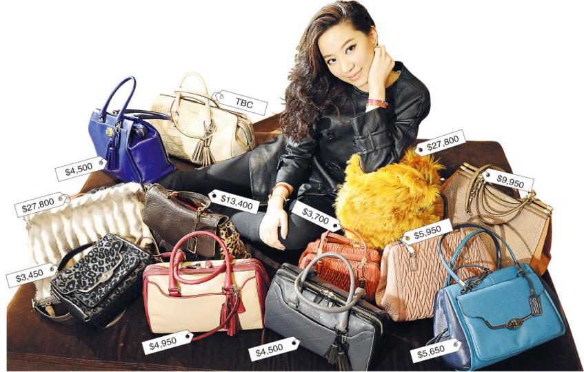 Coach近年將經典、奢華、前衛、時尚及創新元素共冶一爐注入手袋設計,打造流行風格的選擇。(攝影:孫華中)Short Wool Trench Coat卡其色乾濕褸$7,950,Legacy Pinnacle Large Lowell Satchel in Polished Calf Leather酒紅色手袋$9,950,Legacy Shear Shoulder Bag羊毛拼色手袋$8,950,Ophelia粗踭鞋$2,450(攝影:孫華中)(左)Madison Glitter Python S Coach近年將經典、奢華、前衛、時尚及創新元素共冶一爐注入手袋設計,打造流行風格的選擇。(攝影:孫華中)Short Wool Trench Coat卡其色乾濕褸$7,950,Legacy Pinnacle Large Lowell Satchel in Polished Calf Leather酒紅色手袋$9,950,Legacy Shear Shoulder Bag羊毛拼色手袋$8,950,Ophelia粗踭鞋$2,450(攝影:孫華中)(左)Madison Glitter Python S