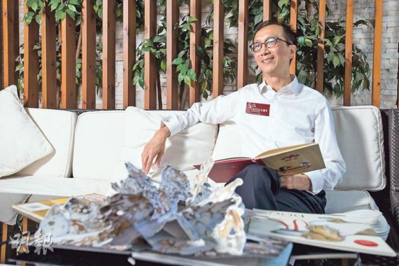 梁錦松着緊孩子的學業成績之外，亦注重培養孩子的價值觀，希望他們擁有無私精神。（黃志東攝）