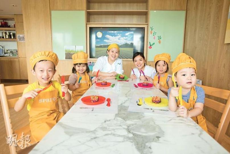 小朋友在Cooking Class完成製作後,可以坐下來好好享受自己的作品。今次他們做了紫薯批,並學到番薯是如何種植出來呢!(黃志東攝)甫入Spring,已看到整潔的換鞋間,設有儲物櫃和嬰兒車停泊處。(黃志東攝)接待處有一道小樓梯,讓小朋友跟導師「平起平坐」。(黃志東攝)家長休憩區設有電腦上網及小食部。(黃志東攝) 小朋友在Cooking Class完成製作後,可以坐下來好好享受自己的作品。今次他們做了紫薯批,並學到番薯是如何種植出來呢!(黃志東攝)甫入Spring,已看到整潔的換鞋間,設有儲物櫃和嬰兒車停泊處。(黃志東攝)接待處有一道小樓梯,讓小朋友跟導師「平起平坐」。(黃志東攝)家長休憩區設有電腦上網及小食部。(黃志東攝)