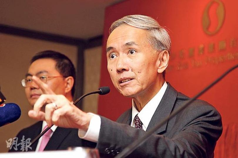 信置主席黃志祥坦言,額外印花稅等壓樓市的措施,對地產市道有影響,但認為不會妨礙集團的生意。他說:「沒有辣招,我們都開心,有辣招,當然不是太開心,但是我們照做生意。不過這不重要,做生意有時是好天,有時是下雨天,這是沒辦法的」。(林俊源攝) 信置主席黃志祥坦言,額外印花稅等壓樓市的措施,對地產市道有影響,但認為不會妨礙集團的生意。他說:「沒有辣招,我們都開心,有辣招,當然不是太開心,但是我們照做生意。不過這不重要,做生意有時是好天,有時是下雨天,這是沒辦法的」。(林俊源攝)