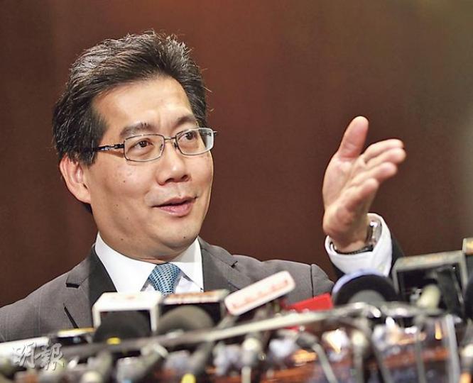 商務及經濟發展局長蘇錦樑昨被問會否為發牌風波請辭時表示,自己與同事已盡力工作,作為局長「無理由做出記者提及的事」。(李澤彤攝) 商務及經濟發展局長蘇錦樑昨被問會否為發牌風波請辭時表示,自己與同事已盡力工作,作為局長「無理由做出記者提及的事」。(李澤彤攝)