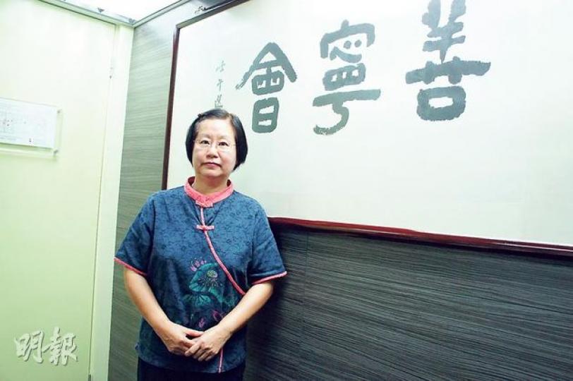 剛於本月初退休的紓緩治療科資深護士黎秀蟾,在紓緩病房工作近20年,見盡生死,曾遇到病人輕生的憾事,但見到更多病人因護士幫忙完成心願而能安心好走,她亦感到工作有意義,現時她當義工積極推動生命教育。(梁杏怡攝) 剛於本月初退休的紓緩治療科資深護士黎秀蟾,在紓緩病房工作近20年,見盡生死,曾遇到病人輕生的憾事,但見到更多病人因護士幫忙完成心願而能安心好走,她亦感到工作有意義,現時她當義工積極推動生命教育。(梁杏怡攝)