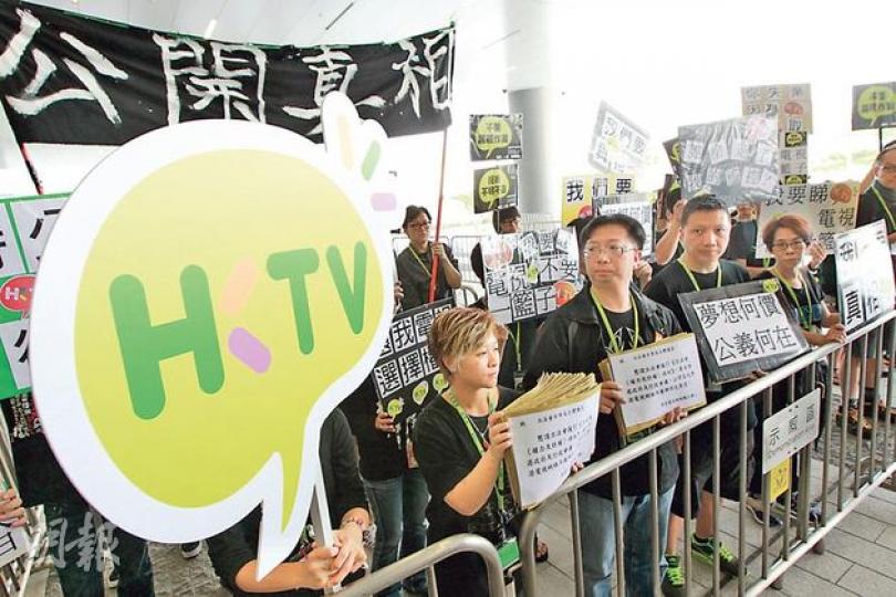 一班港視員工昨到立法會請願,要求議員支持引用《權力及特權法》調查事件。(李澤彤攝) 一班港視員工昨到立法會請願,要求議員支持引用《權力及特權法》調查事件。(李澤彤攝)