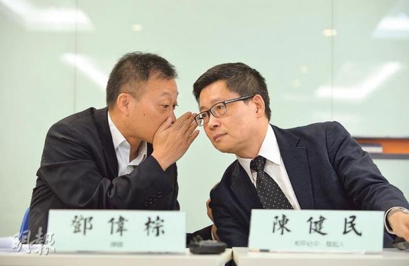 佔中發起人陳健民(右)與律師鄧偉棕(左)昨一起見記者交代公司註冊事宜。他們不滿公司註冊處「以行政手段拖延申請」,又多次審查公司成立目的,做法異於平常。(盧翊銘攝) 佔中發起人陳健民(右)與律師鄧偉棕(左)昨一起見記者交代公司註冊事宜。他們不滿公司註冊處「以行政手段拖延申請」,又多次審查公司成立目的,做法異於平常。(盧翊銘攝)