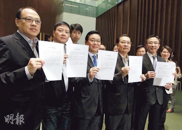 43名建制派立法會議員中,有40人昨聯署嚴辭批評李卓人等3人到台灣會見「台獨分子」施明德,要求他們停止與台獨勢力合流,放棄佔中。圖為各人展示聯署信。(李澤彤攝) 43名建制派立法會議員中,有40人昨聯署嚴辭批評李卓人等3人到台灣會見「台獨分子」施明德,要求他們停止與台獨勢力合流,放棄佔中。圖為各人展示聯署信。(李澤彤攝)