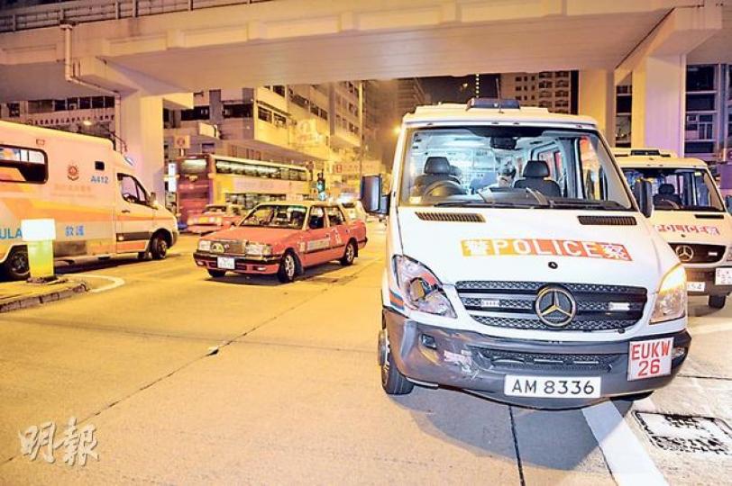 警車與的士相撞後,兩車停在路中,的士左方倒後鏡被撞至嵌入警車車頭右燈箱內。(蔡方山攝) 警車與的士相撞後,兩車停在路中,的士左方倒後鏡被撞至嵌入警車車頭右燈箱內。(蔡方山攝)