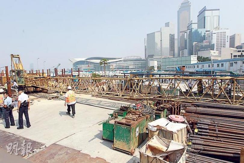 吊臂車因鋼纜斷裂,20米長大型流動吊臂連鐵枝倒下橫亘地上,幸未有壓中工人;警方調查後列作「工業意外有人受傷」案處理,聯絡勞工處派員跟進。(李澤彤攝) 吊臂車因鋼纜斷裂,20米長大型流動吊臂連鐵枝倒下橫亘地上,幸未有壓中工人;警方調查後列作「工業意外有人受傷」案處理,聯絡勞工處派員跟進。(李澤彤攝)
