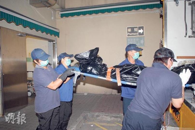 跳樓男教師由救護車送院,搶救後不治,屍體由仵工舁往殮房。(伍浦鋒攝) 跳樓男教師由救護車送院,搶救後不治,屍體由仵工舁往殮房。(伍浦鋒攝)