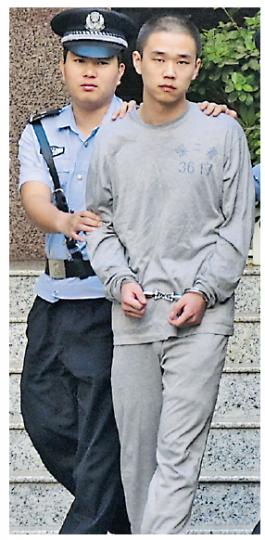 被控故意殺人及盜竊的河南男子費東升(右),昨午在深圳市中級法院出庭後,由公安押離法院,擇日宣判。(鄧宗弘攝)屯門醫院女醫生曾詩樂去年在深圳離奇被殺,案件昨午在深圳開審,其母親及胞姊在港警方陪同下到深圳聽審。(鄧宗弘攝) 被控故意殺人及盜竊的河南男子費東升(右),昨午在深圳市中級法院出庭後,由公安押離法院,擇日宣判。(鄧宗弘攝)屯門醫院女醫生曾詩樂去年在深圳離奇被殺,案件昨午在深圳開審,其母親及胞姊在港警方陪同下到深圳聽審。(鄧宗弘攝)