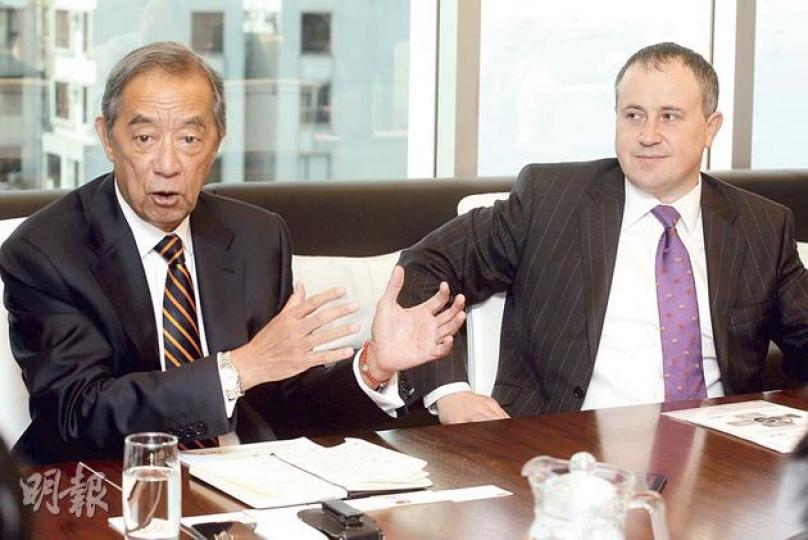 港交所前主席夏佳理(左)表示,與李澤楷認識和合作良久,對他投資亞洲保險業的策略亦感認同,遂應邀出任富衛主席之職。旁為富衛首席營運總監Julian Lipman。(李紹昌攝) 港交所前主席夏佳理(左)表示,與李澤楷認識和合作良久,對他投資亞洲保險業的策略亦感認同,遂應邀出任富衛主席之職。旁為富衛首席營運總監Julian Lipman。(李紹昌攝)