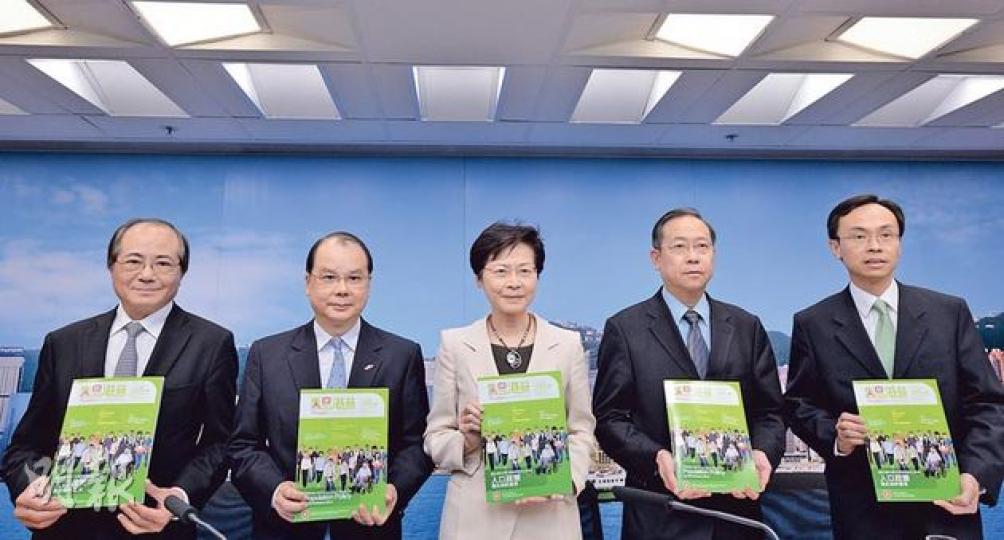 教育局長吳克儉(左起)、勞福局長張建宗、身兼人口政策督導委員會主席的政務司長林鄭月娥、保安局長黎棟國及政務司長辦公室專員聶德權,昨公布人口政策諮詢文件,林太說,人口政策涉及多個政策局,但文件現只訂出框架和方向,是想市民慢慢討論重要的問題。(盧翊銘攝) 教育局長吳克儉(左起)、勞福局長張建宗、身兼人口政策督導委員會主席的政務司長林鄭月娥、保安局長黎棟國及政務司長辦公室專員聶德權,昨公布人口政策諮詢文件,林太說,人口政策涉及多個政策局,但文件現只訂出框架和方向,是想市民慢慢討論重要的問題。(盧翊銘攝)